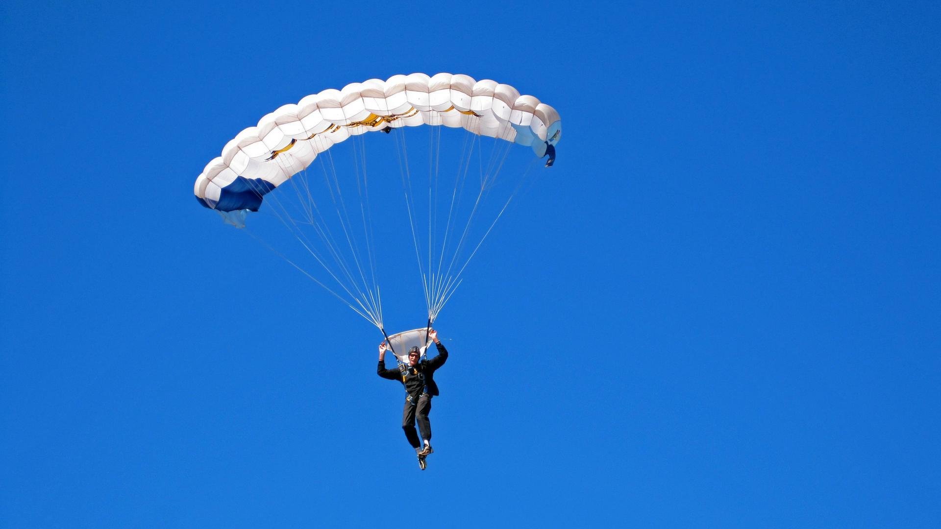 世界杯：日本全队鞠躬向球迷致意 收获全球尊重